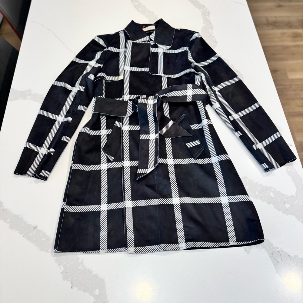 Solitaire Black and White Striped Detail Garment - Picture 3 of 8